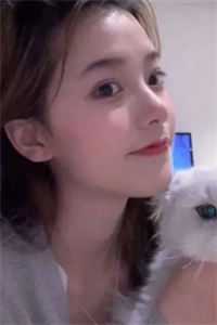 一条缝露出九儿明亮的双眼