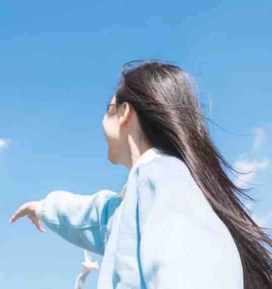 舞台下所有人都在笑她