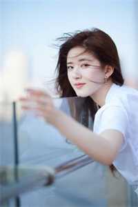 万圣夜扮鬼，红衣女鬼现身
